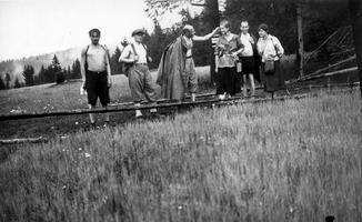 Fotografia archiwalna przedstawia przejście przez Obidzę w 1932 roku...